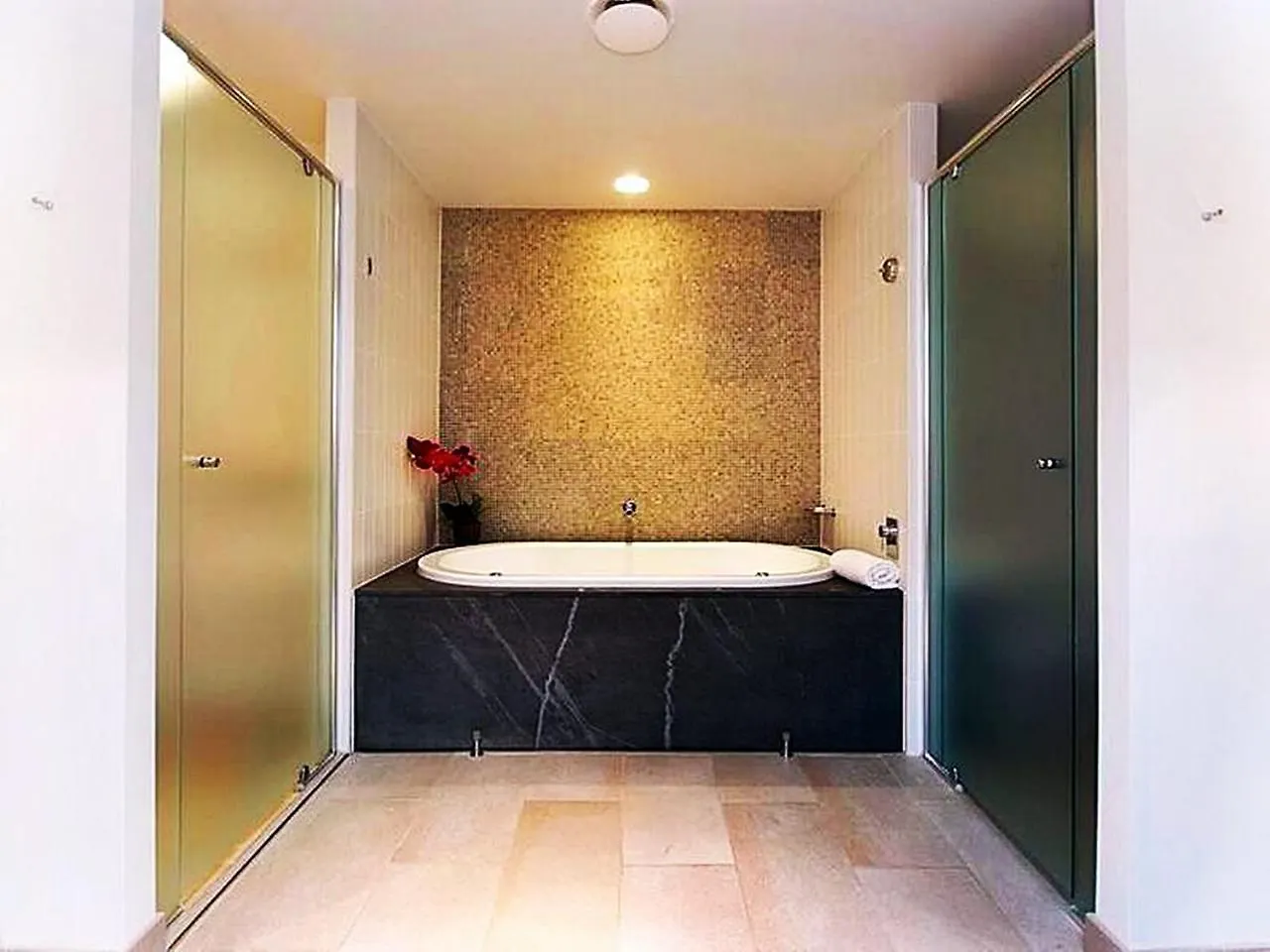 Temple 121 Modern Spacious Palm Cove 2 Brm 2 Bth Resort Apartment With Courtyard